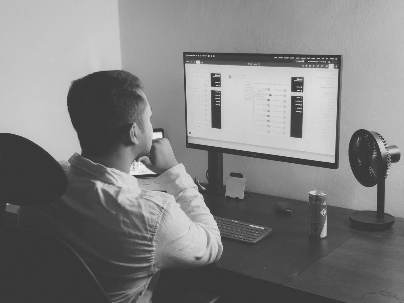 Estudiantes trabajando con datos financieros