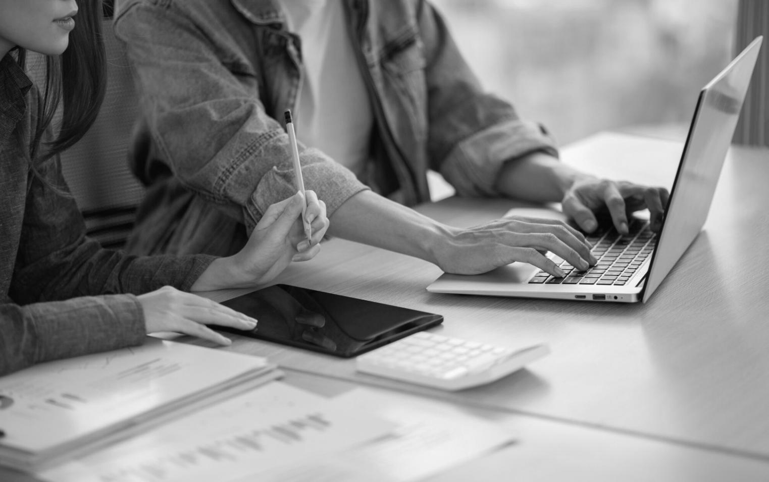 Profesionales analizando datos financieros en sesión de trabajo colaborativo