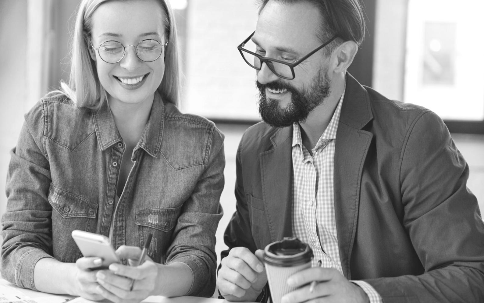 Ambiente de aprendizaje profesional con estudiantes trabajando en análisis financiero
